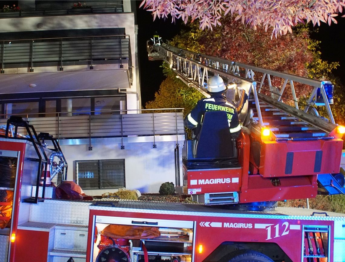 Auch eine Drehleiter kommt bei den Löscharbeiten zum Einsatz.SDMG