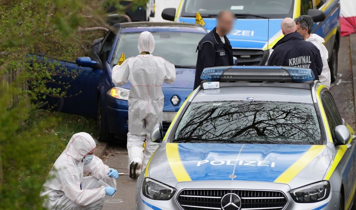 Auch eine Polizistin wurde verletzt, als sie zwischen zwei Autos eingeklemmt wurde