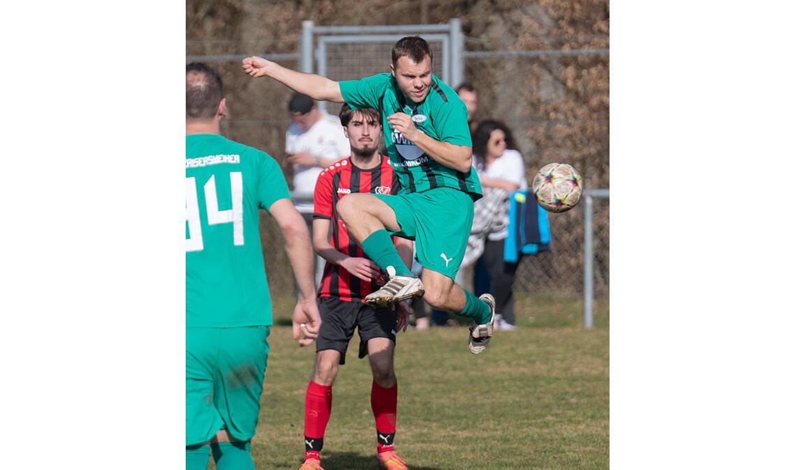Auch eine akrobatische Einlage bringt der Spielvereinigung Zaisersweiher (grüne Trikots) gegen die Sportfreunde Mühlacker keinen Torerfolg ein. Foto: Fotomoment