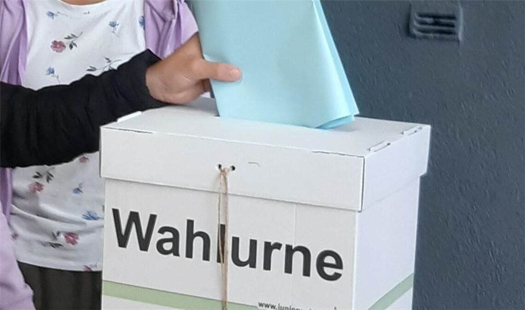 Auch eine fast echte Wahlurne wird in der Mörike-Schule bereit gestellt. Foto: Archiv