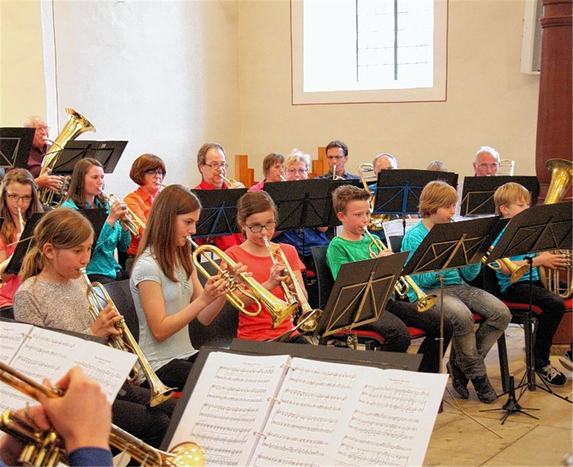 Auch einige Jungbläser tragen zum Gelingen des Konzerts bei.