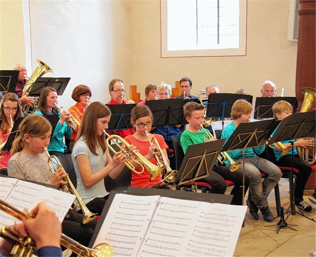 Auch einige Jungbläser tragen zum Gelingen des Konzerts bei.