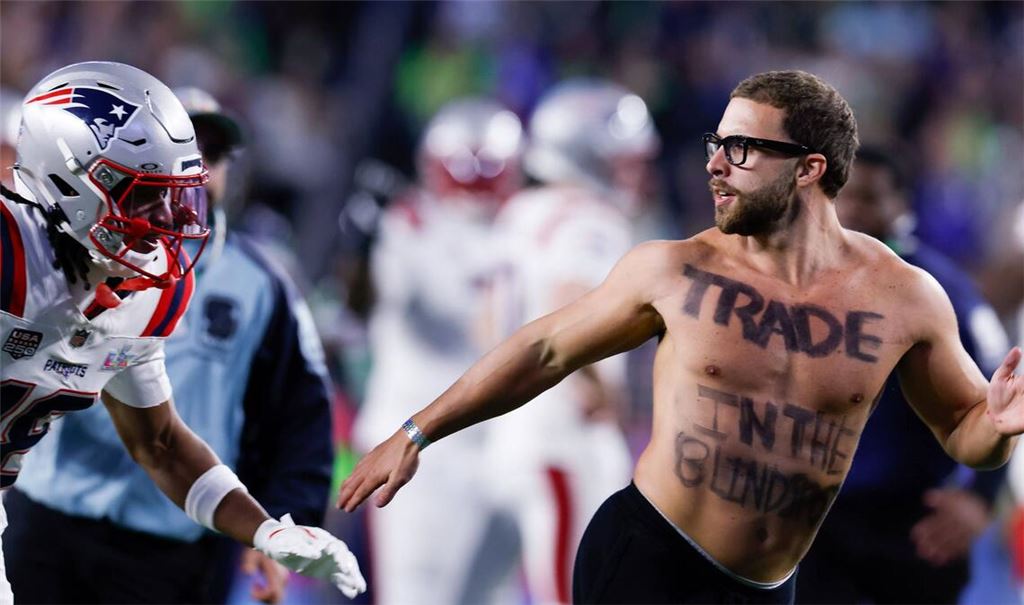 Auch einige Spieler versuchten, den Mann zunächst zu stoppen.