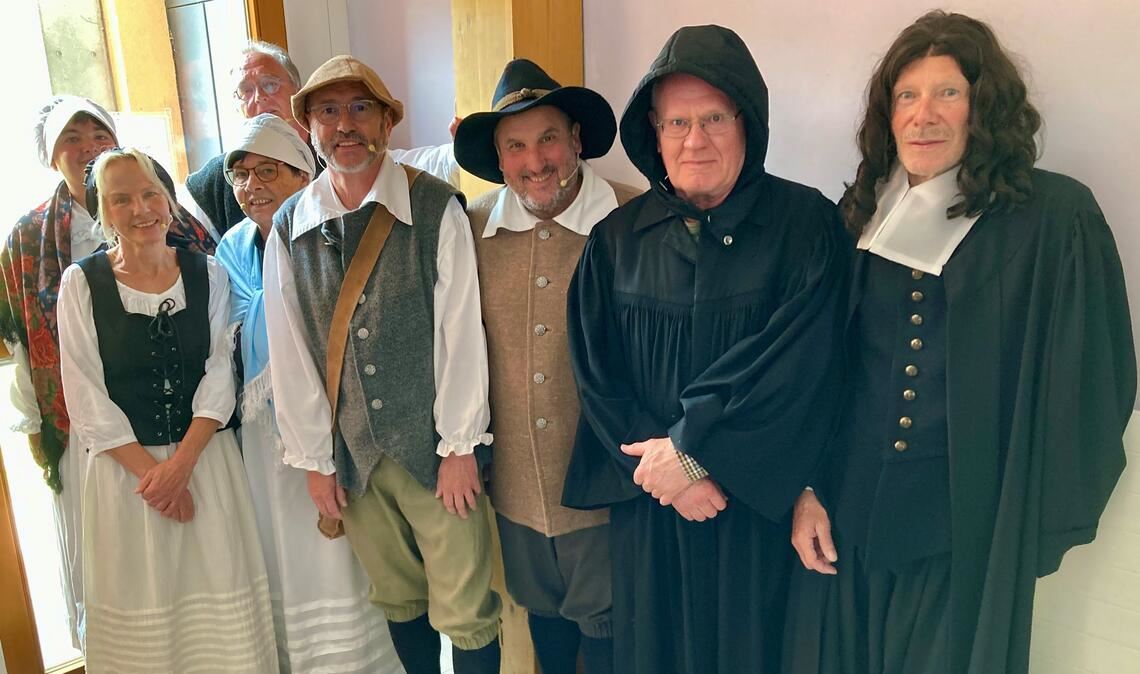 Die Waldenser: Tradition und Integration Auch für die Mitglieder der Theatergruppe, die am Sonntag das Stück „Die Huldigung“ von Hans-Ulrich Osswald vorführten, war die traditionelle Waldenser-Tracht Pflicht. Fotos: Stahlfeld (2), privat