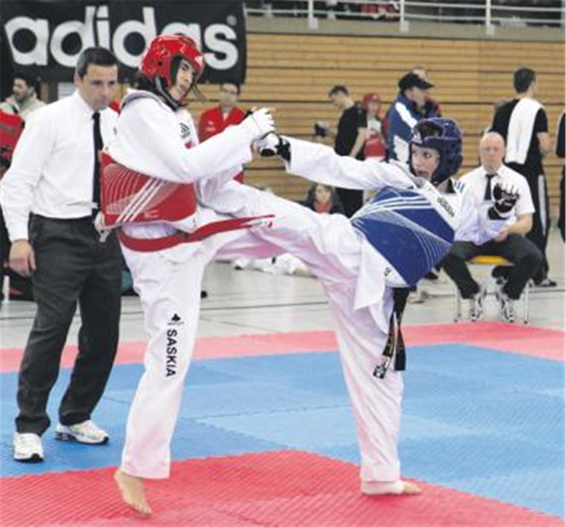 Auch gegen größere und schwerere Gegnerinnen teilt Roxana Nothaft (re.) unerschrocken Tritte und Schläge aus. Foto: p