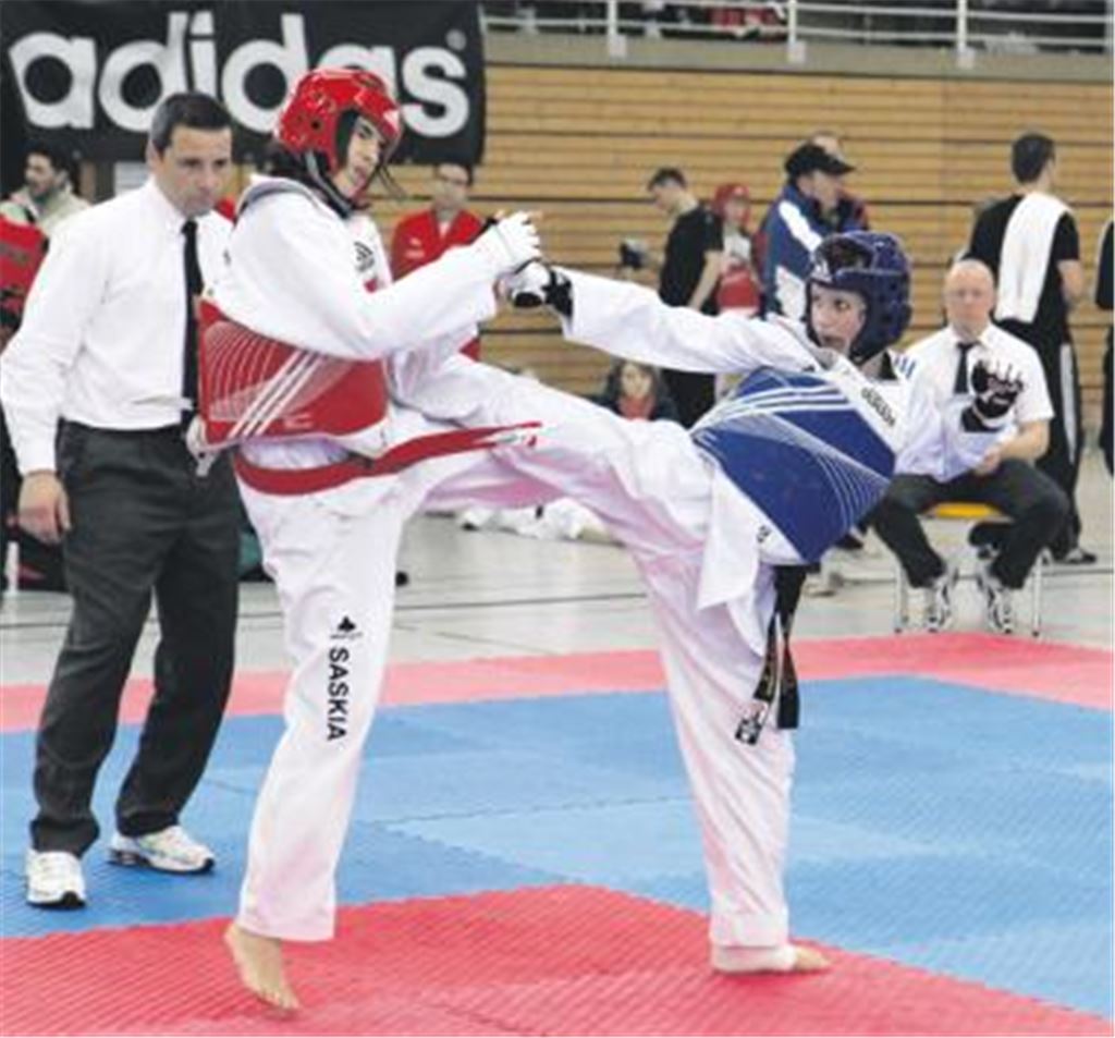 Auch gegen größere und schwerere Gegnerinnen teilt Roxana Nothaft (re.) unerschrocken Tritte und Schläge aus. Foto: p