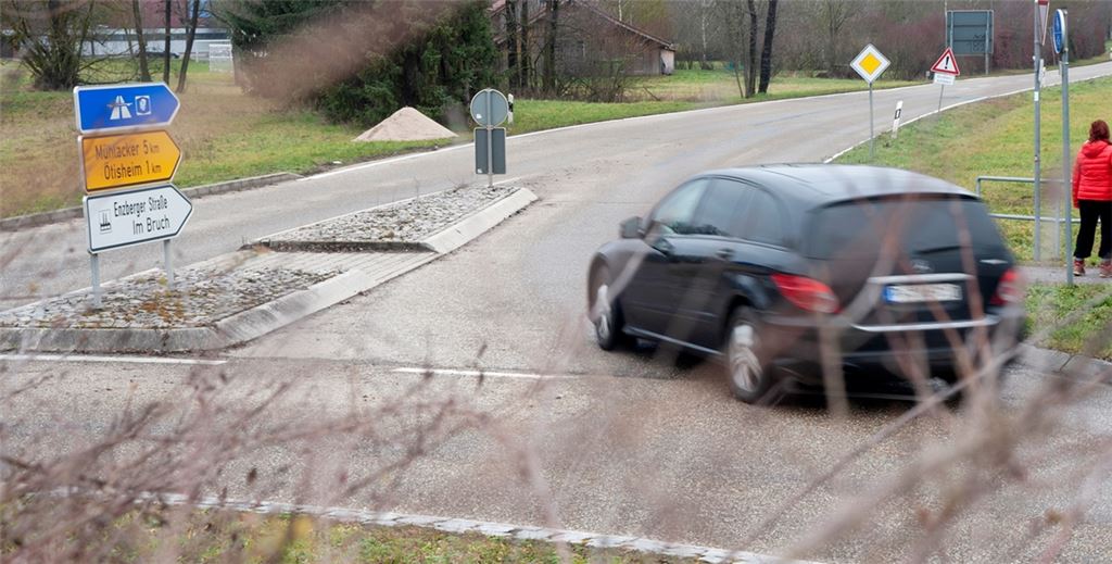 Auch hier am Kreisel am Ortsausgang von Ötisheim stehen Arbeiten an.Fotomoment