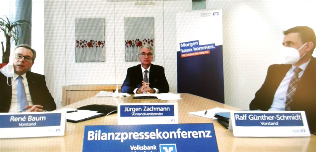 Auch im Corona-Krisenjahr hat die Volksbank Pforzheim bei ihrer geschäftlichen Entwicklung an Erfolge der Vorjahre anknüpfen können. Dies berichteten gestern auf der digitalen Pressekonferenz die Vorstände René Baum, Jürgen Zachmann und Ralf Günther-Schmidt.Screenshot: Kollros