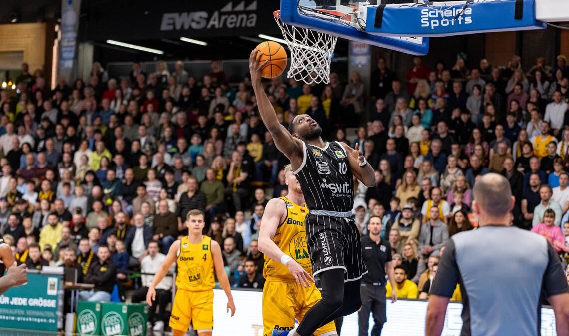 Auch im Dezember 2024 waren die Kirchheim Knights im Derby gegen die Tigers Tübingen in der Göppinger EWS-Arena zu Gast – vor vollem Haus.