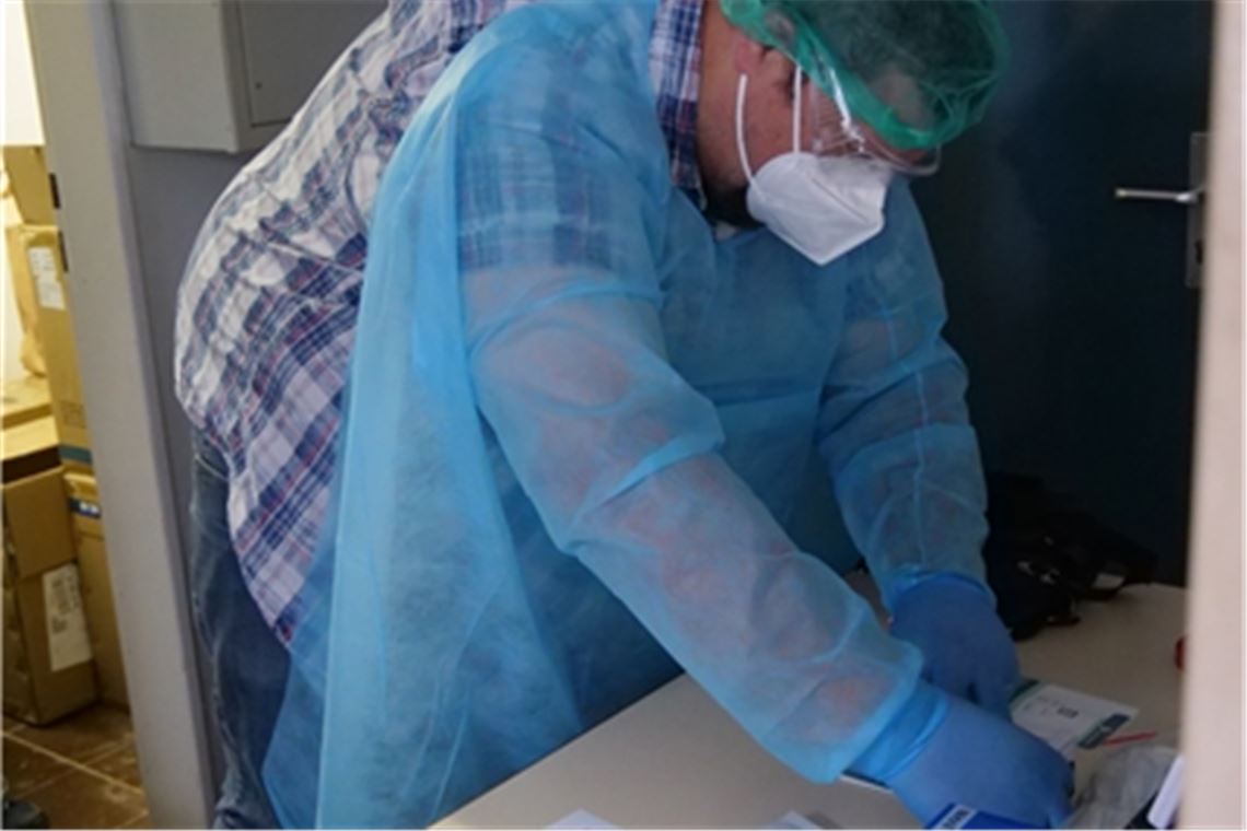 Auch im Knittlinger Testzentrum ist Schluss. Tobias Nohe kümmerte sich um die letzten Proben, doch groß war die Nachfrage nicht mehr. Foto: Friedrich