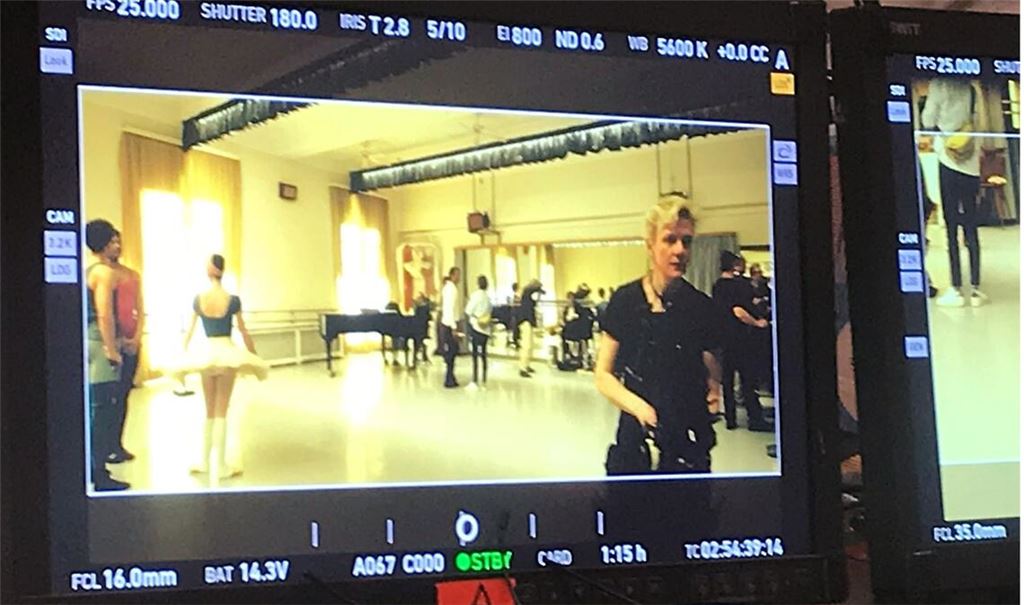 Auch im Stuttgarter Ballettsaal, in dem John Cranko seine großen Werke choreografierte, wurde gedreht. Auf mehreren Monitoren werden die Aufzeichnungen live kontrolliert.