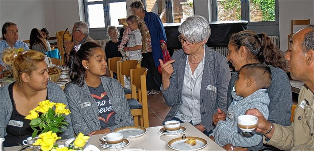 Auch im digitalen Zeitalter ist die Zeichensprache noch ein gutes Mittel zur Verständigung. Evelyne Teschner-Klug macht die Probe aufs Exempel und es funktioniert.