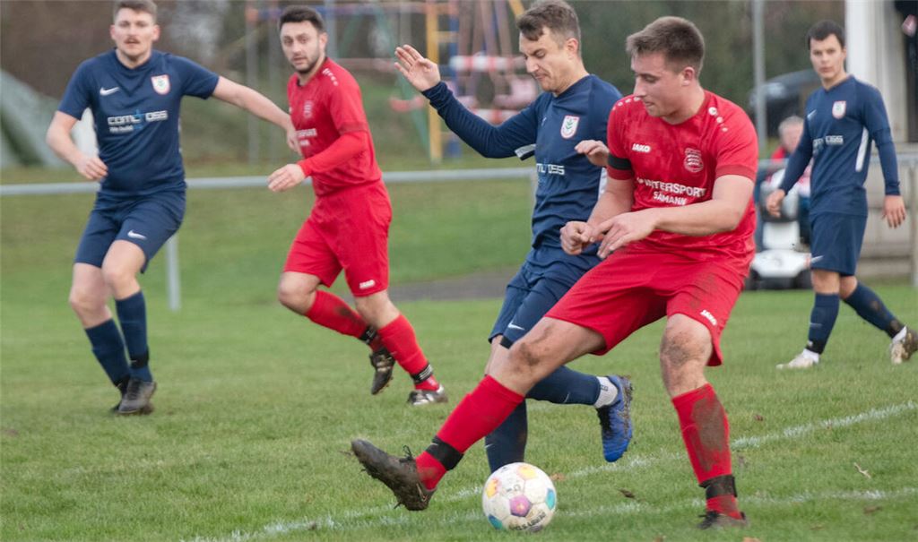 Auch im letzten Spiel vor der Winterpause lässt der TSV Großglattbach (rote Trikots) nichts anbrennen. Das Team gewinnt 4:0 gegen Nußdorf II und ist Herbstmeister. Fotos: Fotomoment