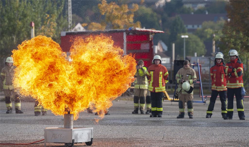 Auch in Mühlacker gab es zuletzt - wie aktuell in Maulbronn - eine Löschübung auf dem Areal der ehemaligen Ziegelei. Archivfoto: Fotomoment