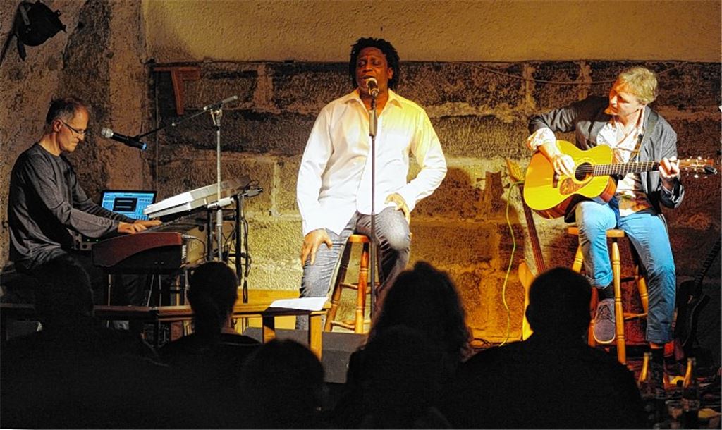 Auch in Triobesetzung entfaltet die „Anyone’s Daughter“-Melodik im Knittlinger Kulturkeller Cellarium ihre Wirkung.