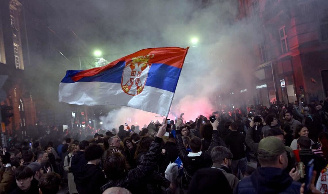 Auch in den Reihen der „Studentska Lista“ wird die nationale Flagge Serbiens hochgehalten.