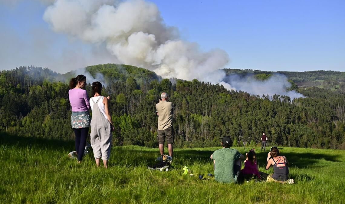 Auch in der Tschechien nahe der Grenze zu Sachsen brennen Wälder