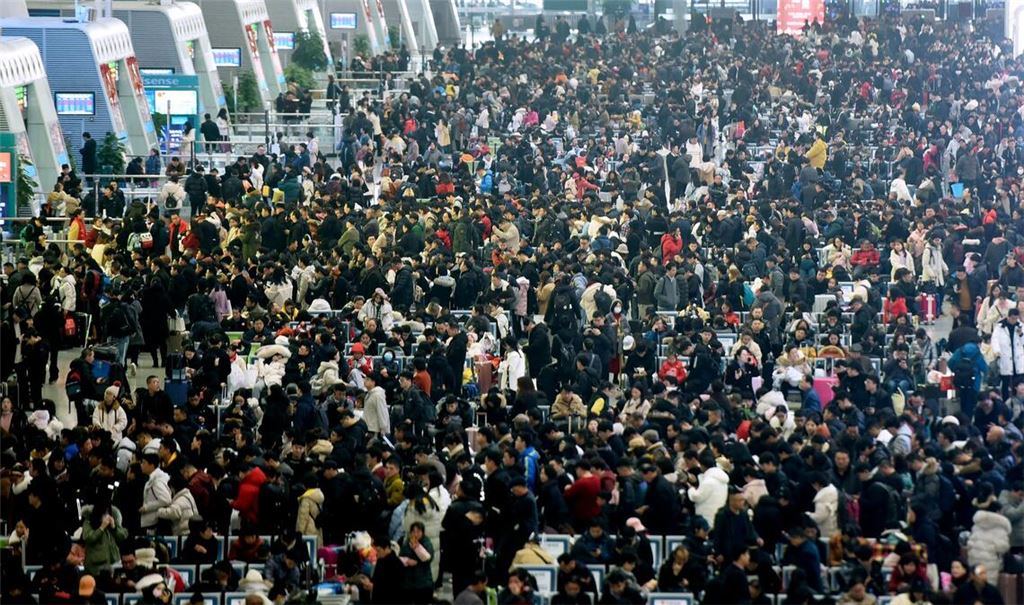 Auch in diesem Jahr dürfte es wieder voll werden an Chinas Bahnhöfen. (Archivbild)