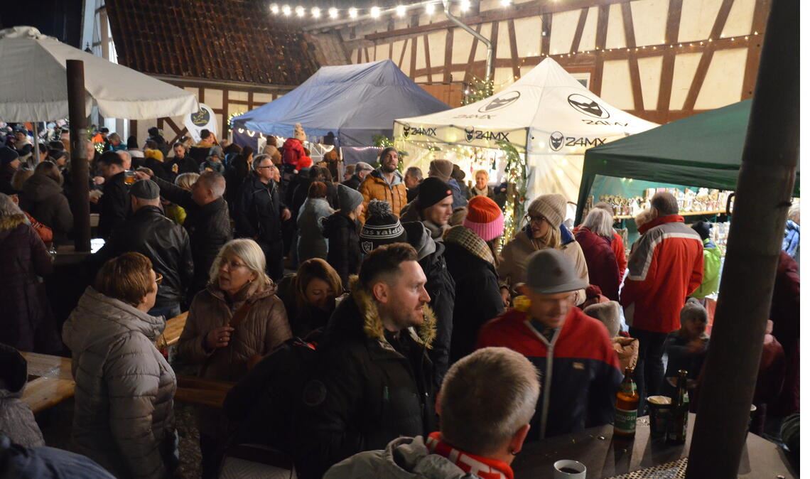 Auch in diesem Jahr kann der kleine, aber feine Iptinger Weihnachtsmarkt im historischen Ortskern auf viele Stammgäste bauen. Foto: Bischoff-Krappel