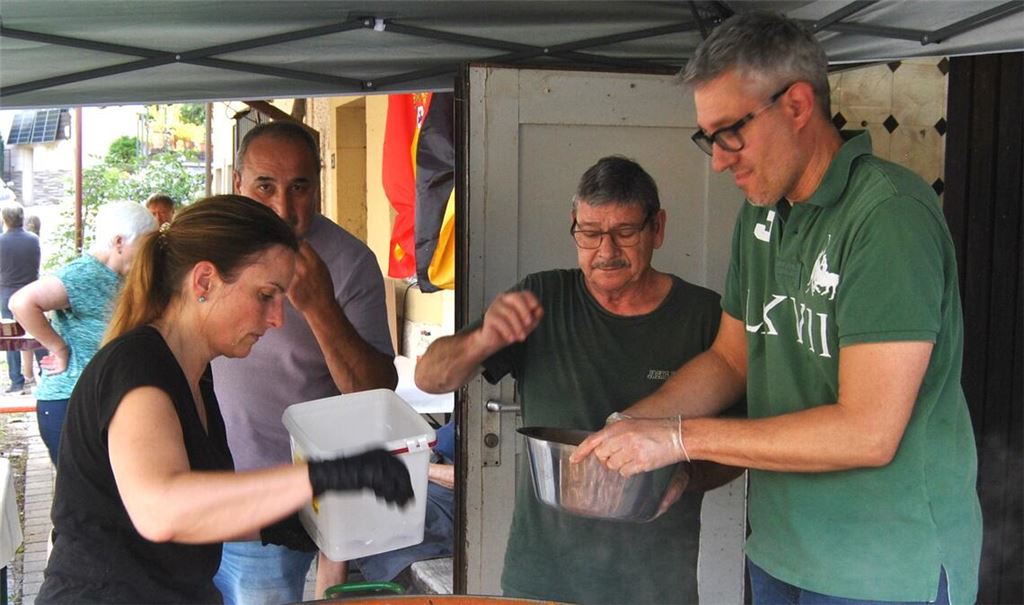 Auch in diesem Jahr wird es als besondere kulinarische Attraktion beim deutsch-spanischen Fest am Samstag auf dem Wetteplatz in Hohenklingen wieder eine Paella aus der Riesenpfanne geben. Foto: Haller