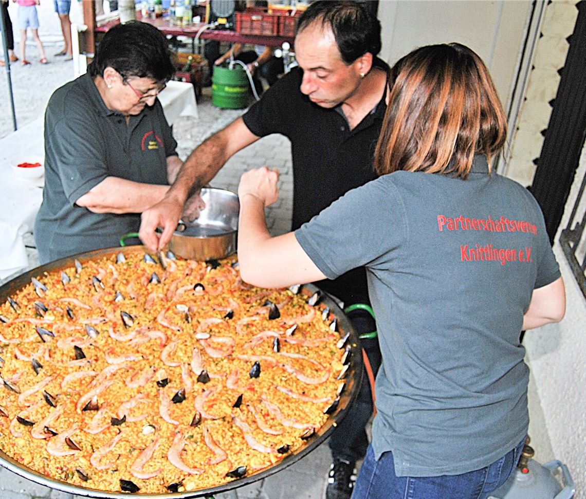 Auch in diesem Jahr wird es zum deutsch-spanischen Fest am 27. August auf dem Wetteplatz in Hohenklingen wieder Paella aus der Riesenpfanne geben. Archivfoto: Haller