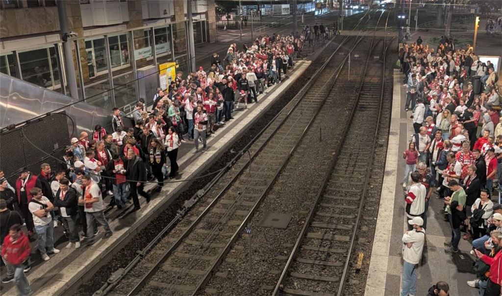Auch nach dem Spiel drängten sich die Fans des VfB Stuttgart um einen Platz in der Straßenbahn.