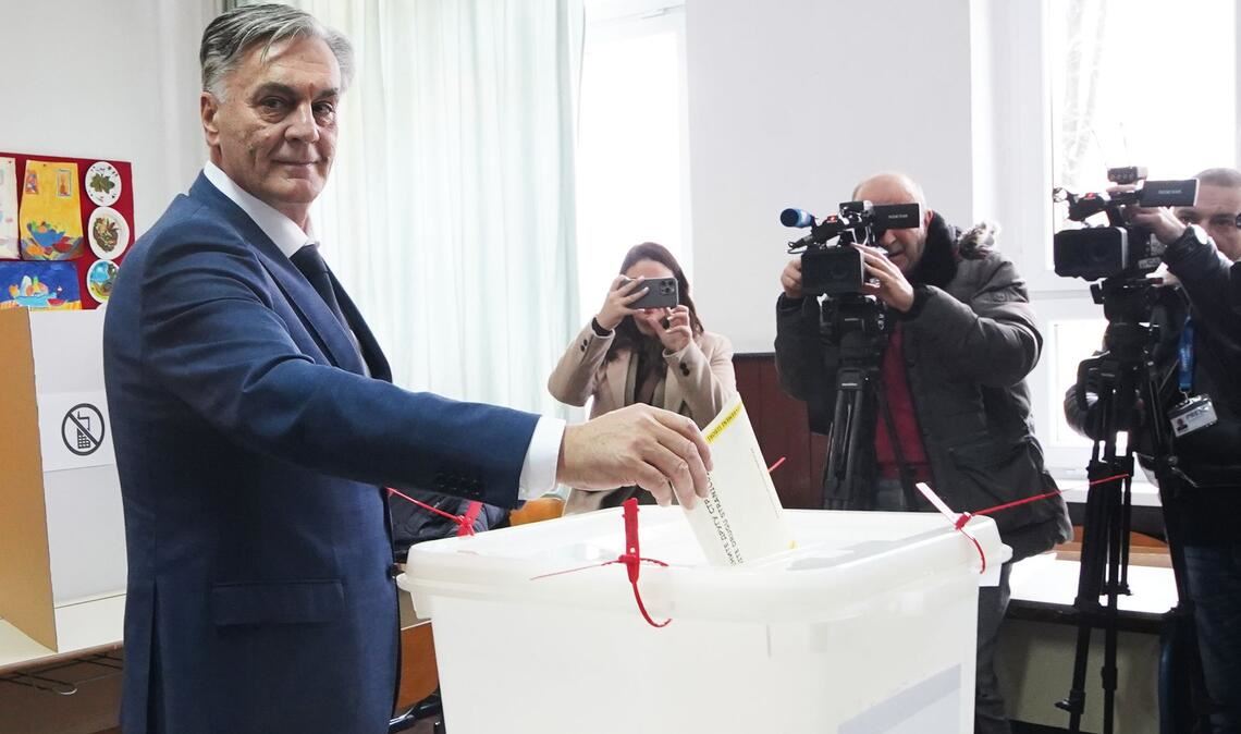 Auch nach der teilweisen Wahlwiederholung bleibt der Regierungsmann Sinisa Karan Präsident des serbischen Landesteils von Bosnien. (Archivbild)