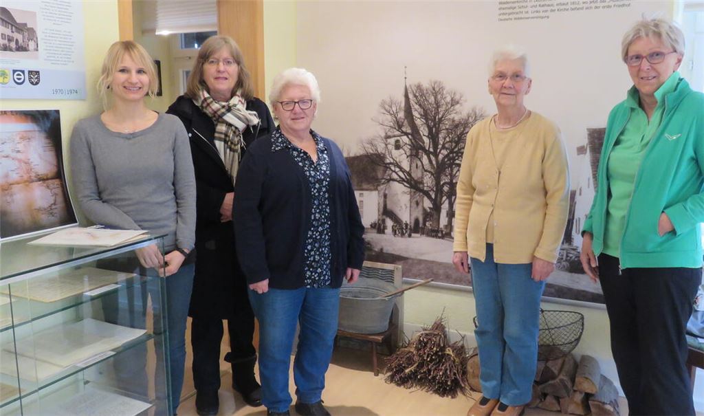 Auch nach zehn Jahren gehen Cornelia Schuler (2.v.li.) und ihren Mitstreiterinnen Ilse Beuchle (v.re.), Margot Augenstein, Gertrud Roux und Daniela Falz die Ideen nicht aus. Was bisher auf die Beine gestellt wurde, zeigt Daniela Falz in einem Power-Point-Vortrag, den sie gerade für die Jubiläumsveranstaltung am 12. März vorbereitet. Fotos: Becker