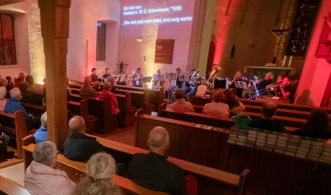 Auch optisch ein Erlebnis: das Konzert in der farbig bestrahlten Kirche. Foto: Fotomoment