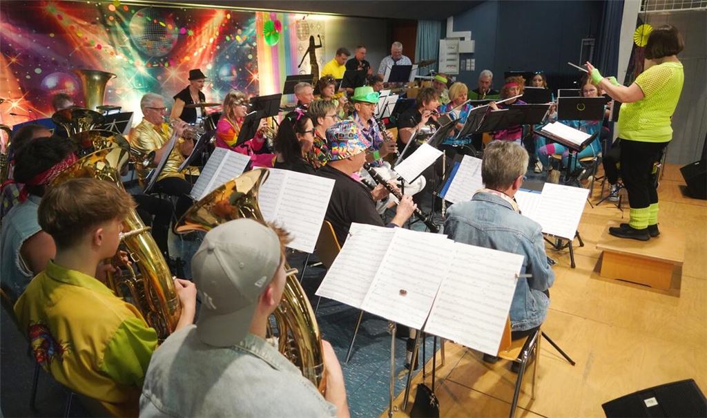 Auch optisch hat sich das große Blasorchester an die Achtziger und Neunziger angepasst. Unter der Leitung von Dirigentin Cornelia Schmid präsentieren die Musiker vor allem schnelle Nummern aus dem letzten Jahrtausend. Fotos: Roller