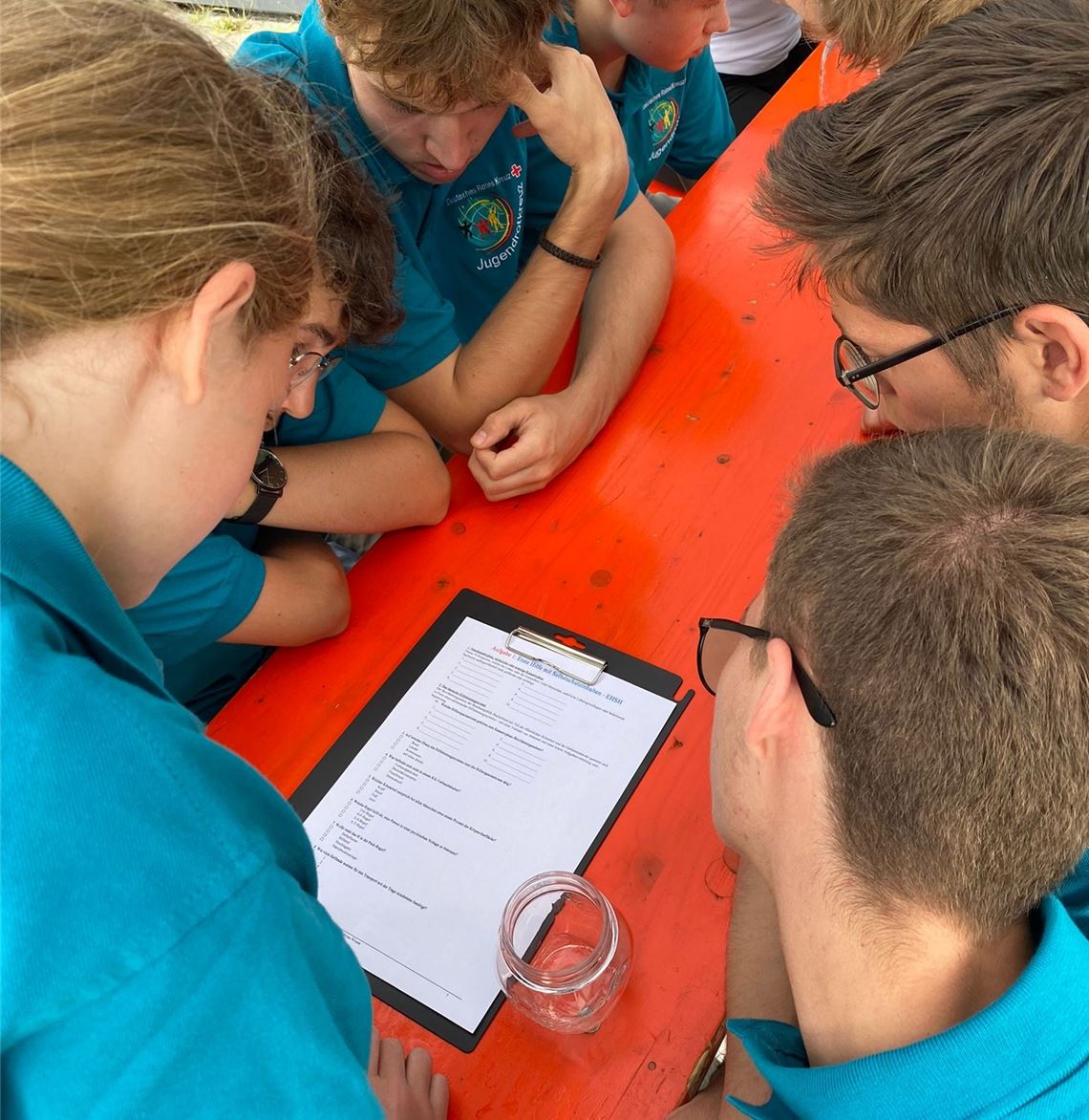 DRK-Jugend holt sich Vizetitel Auch theoretische Aufgaben muss das Team aus Maulbronn bewältigen. Foto: privat