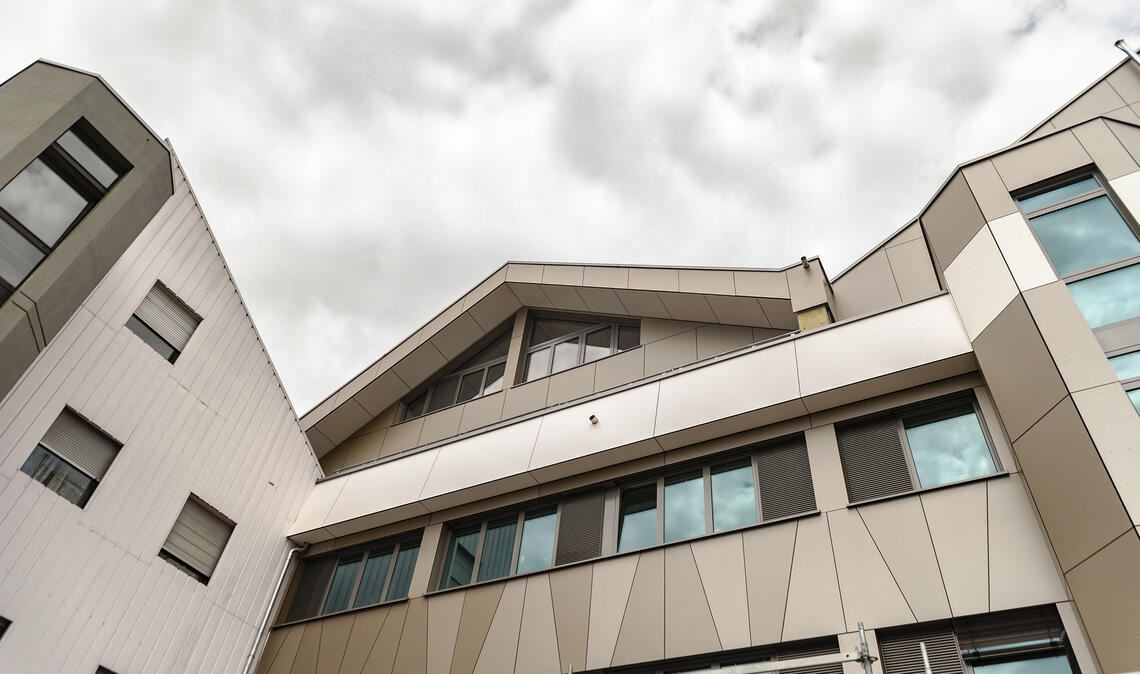 Auch über dem Illinger Rathaus ziehen angesichts der Finanzlage der Gemeinde langsam dunklere Wolken auf: „Der Ergebnishaushalt 2025 weist einen Fehlbetrag in Höhe von 2,4 Millionen Euro aus und kann nicht ausgeglichen werden. Das ist rund eine Million Euro mehr als im Vorjahr“, macht Kämmerin Tanja Wenzdorfer deutlich. Foto: Archiv