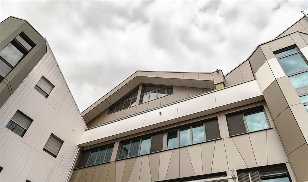 Auch über dem Illinger Rathaus ziehen angesichts der Finanzlage der Gemeinde langsam dunklere Wolken auf: „Der Ergebnishaushalt 2025 weist einen Fehlbetrag in Höhe von 2,4 Millionen Euro aus und kann nicht ausgeglichen werden. Das ist rund eine Million Euro mehr als im Vorjahr“, macht Kämmerin Tanja Wenzdorfer deutlich. Foto: Archiv