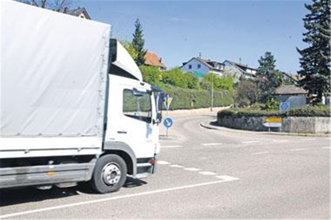Auch über die Vaihinger Straße und die Kleinglattbacher Straße geht es zum Perfekten Standort. Obwohl der Weg durch Illingen nicht ideal ist, verirren sich Lkw-Fahrer auf diese Route. 
Foto: Goertz