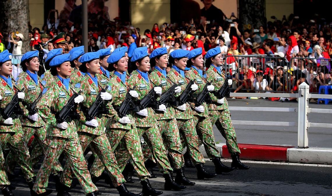 Vietnam inszeniert prächtige Parade zum 80. Nationalfeiertag Auch viele Soldatinnen marschierten bei der Parade mit.