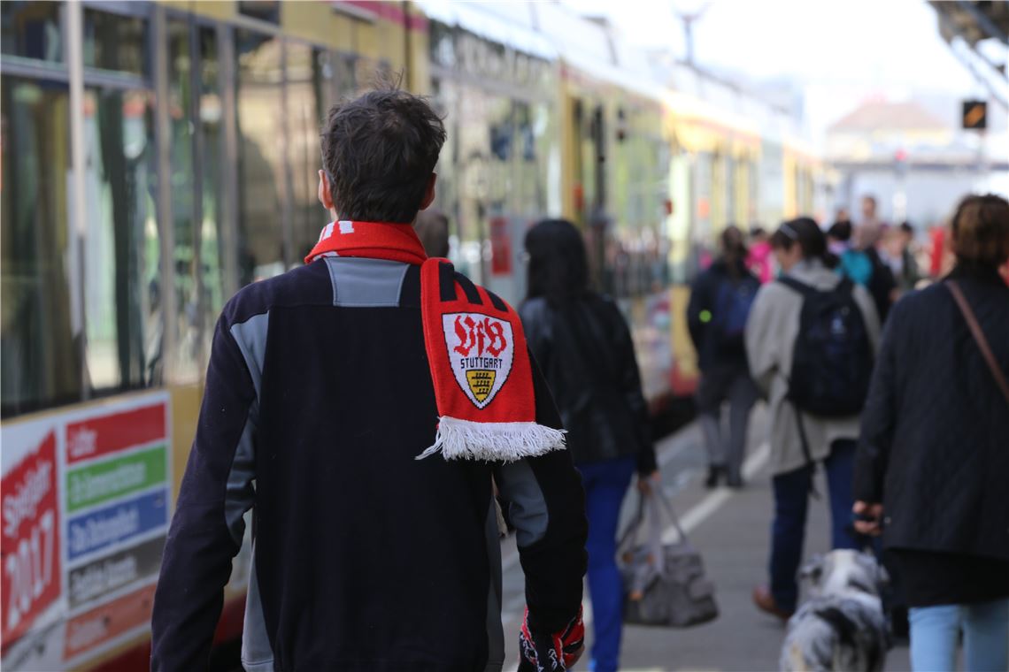 lh VfB Fan Bahnhof (4)