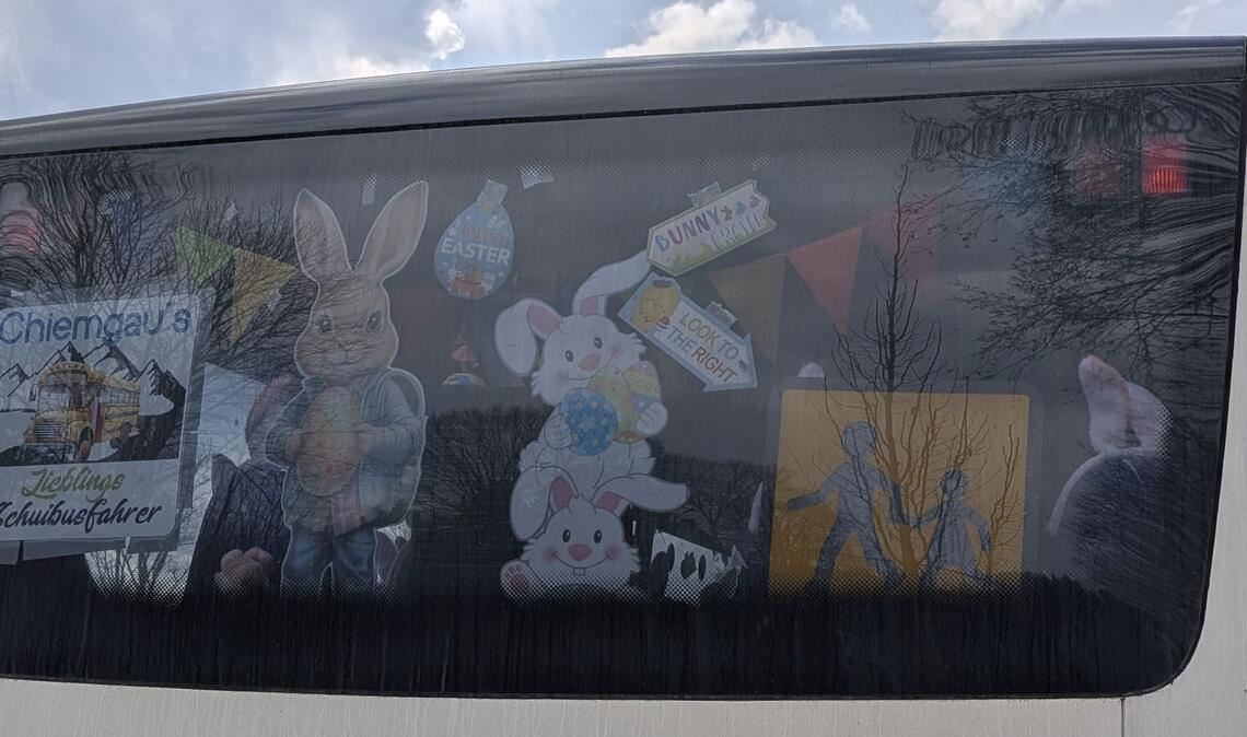 Auch von hinten ist der Osterbus nicht zu übersehen.