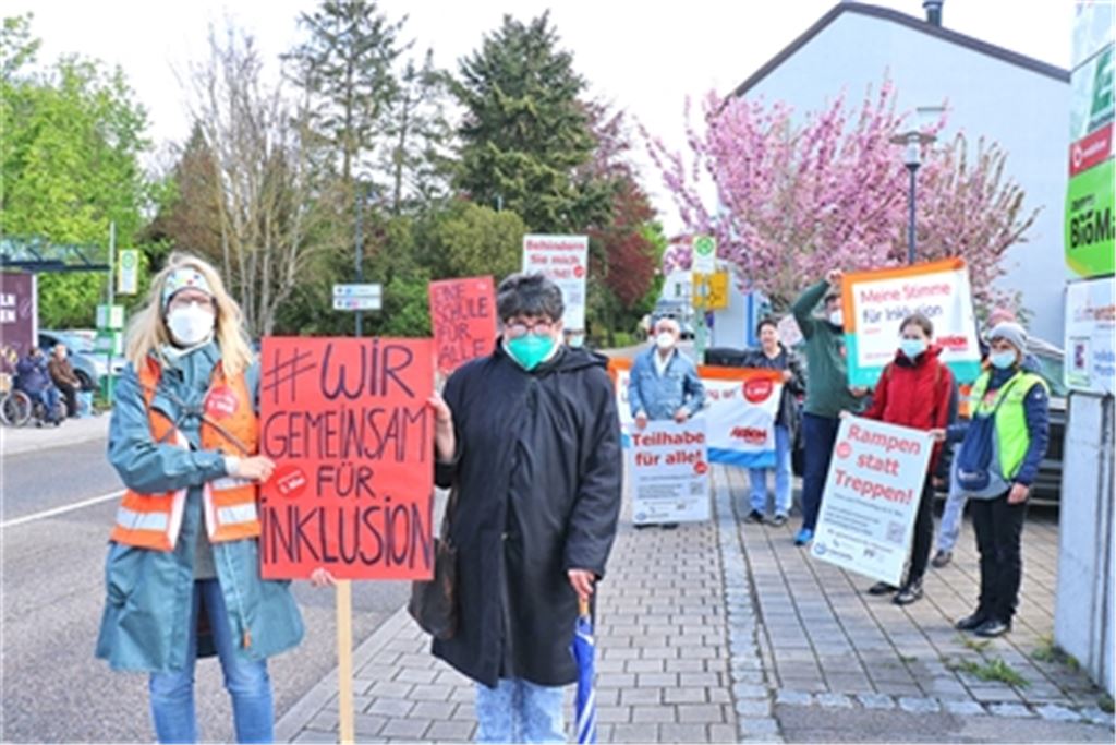 Auch von stürmischem Wind und kurzen Regengüssen lässt sich die Gruppe der Protestierenden am Mittwoch nicht aus der Ruhe bringen. Wewoda