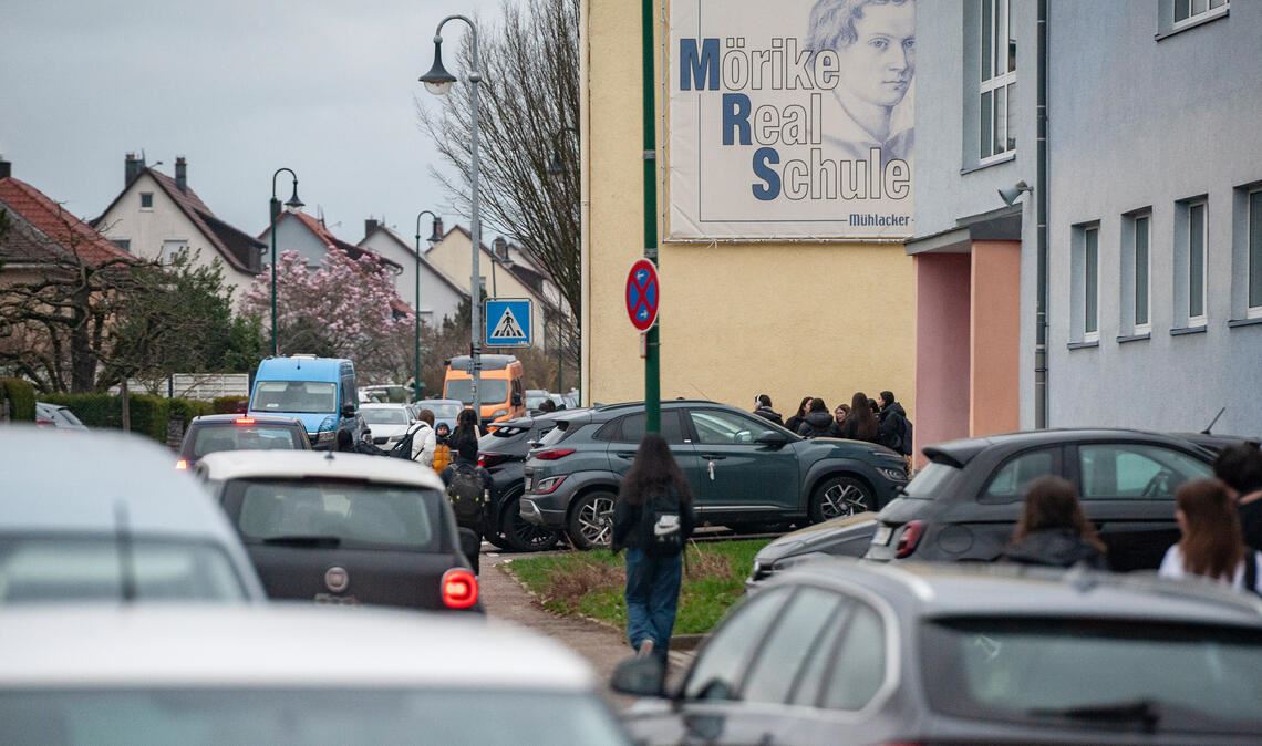 Auch vor der Mörike-Realschule sorgen Elterntaxis immer wieder für gefährliche Situationen vor dem Schulgebäude. Foto: Fotomoment