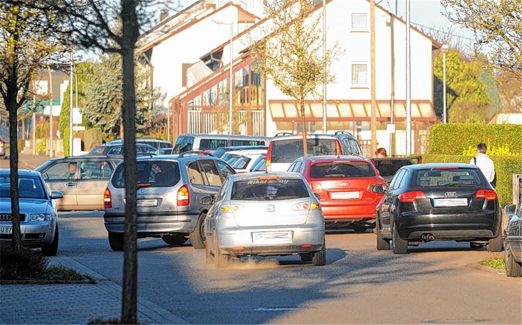 Auch wenn das Bild – kurz vor der ersten Schulstunde in Illingen – dramatisch aussieht: Elterntaxis machen nur einen Bruchteil des Verkehrs auf den Straßen rund um die Schule aus. Foto: Fotomoment