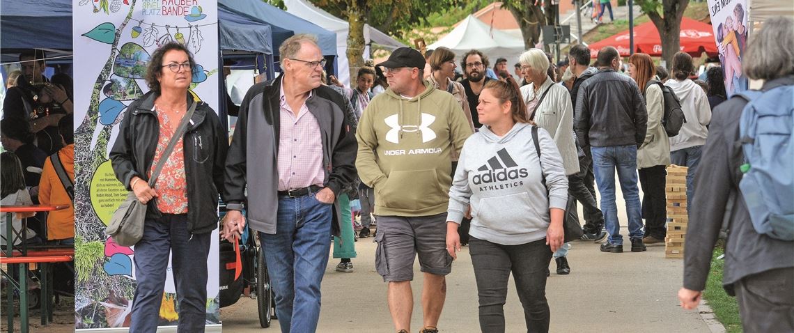 Auch wenn das „Dürrmenzer Festwetter“ nicht mit nach Mühlacker gezogen ist: Das Straßenfest lockt nach zwei Jahren Pandemiepause Tausende Besucher an. Fotos: Stahlfeld