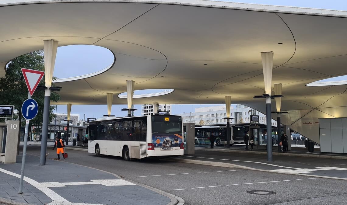 Auch wenn der VPE dem KVV beitritt, wird er der zentrale Umsteigeplatz für den öffentlichen Nahverkehr in Pforzheim bleiben: der Busbahnhof. Im Hintergrund halblinks ist das Bahnhofsgebäude zu erkennen.Foto: Metzbaur