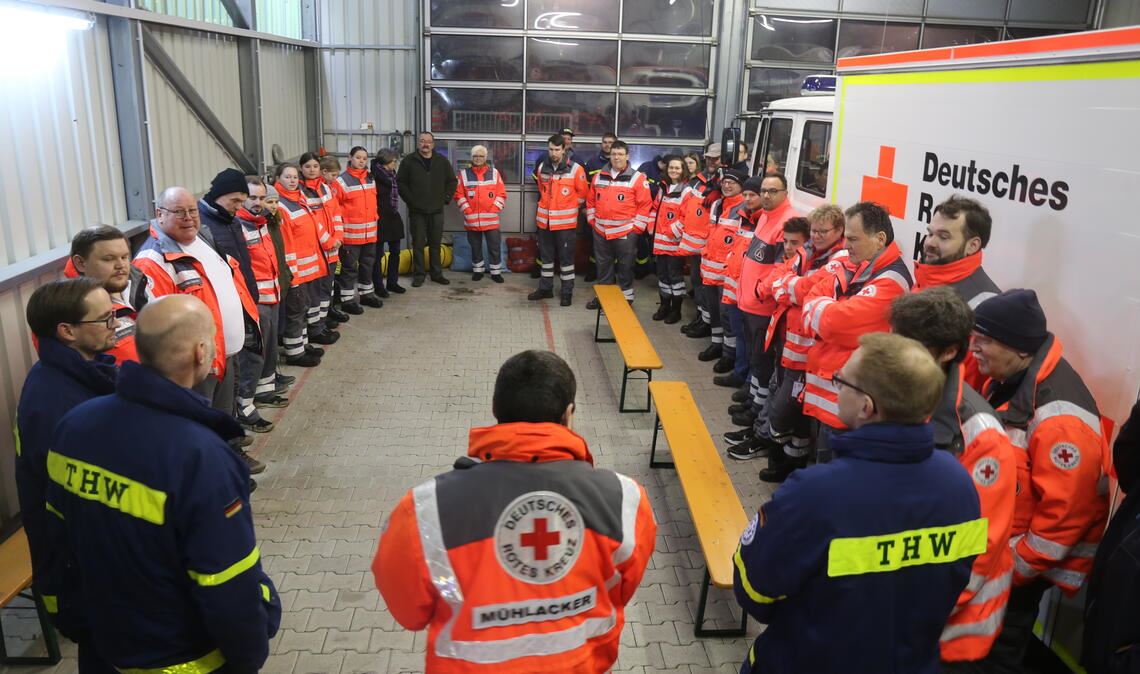 Auch wenn die Einsatzkleidung andere Farben hat: DRK- und THW-Ehrenamtliche ziehen an der Einsatzstelle am selben Strang und lernen sich nun besser kennen. Fotos: Deeg