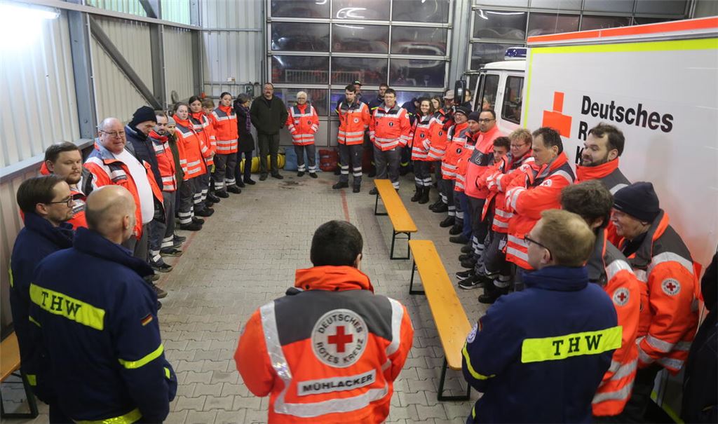 Auch wenn die Einsatzkleidung andere Farben hat: DRK- und THW-Ehrenamtliche ziehen an der Einsatzstelle am selben Strang und lernen sich nun besser kennen. Fotos: Deeg