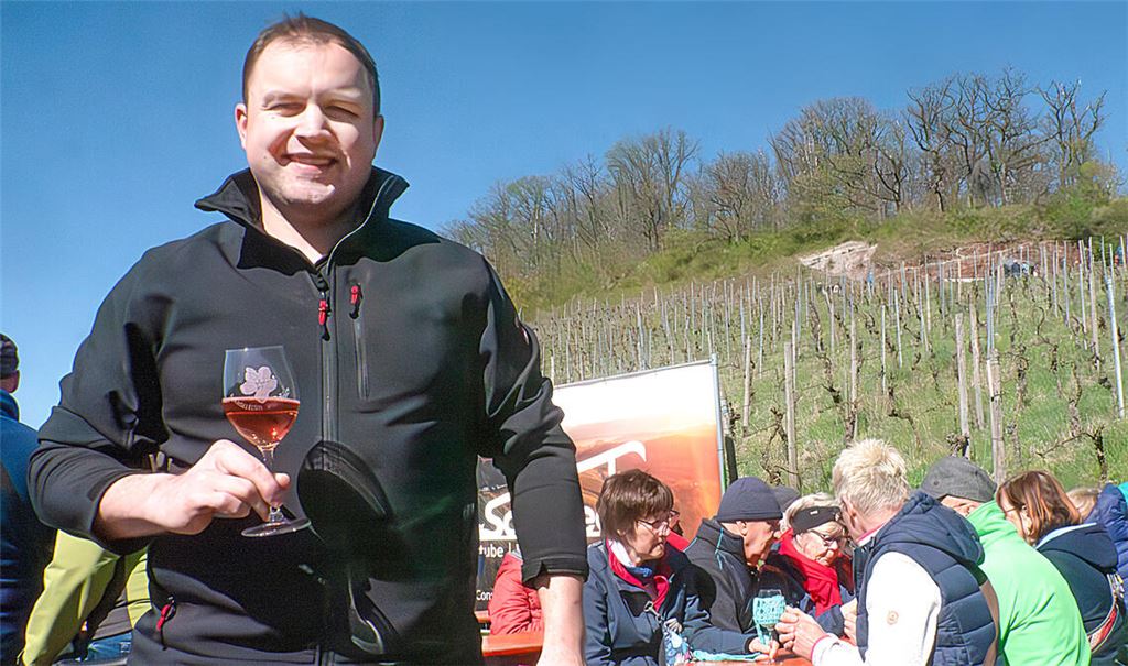 Auch wenn die Hochphase der Mandelblüte, die der Veranstaltung ihren Namen gab, schon seit einigen Tagen vorbei ist: Organisator Benjamin Conradt freut sich über die gute Resonanz auf die Angebote beim Fest in den Diefenbacher Weinbergen. Foto: Friedrich
