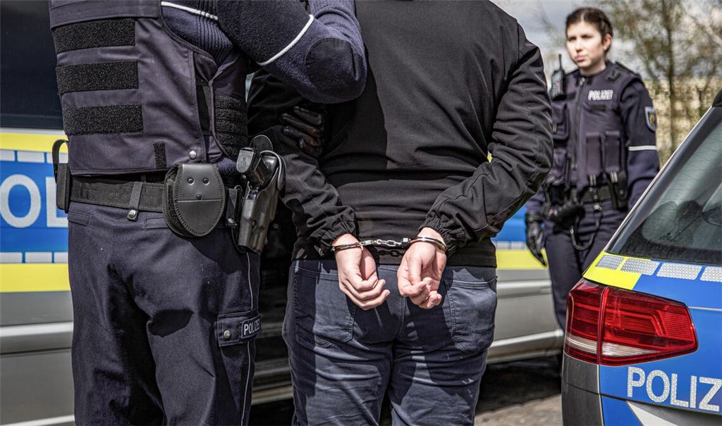Auch wenn die Kriminalitätsbelastung in der Region insgesamt zurückgegangen ist: Die Polizei muss sich verstärkt mit Tätern beschäftigen, die mit Körperverletzungsdelikten immer wieder in Erscheinung treten. Symbolfoto: PropCop Effects - stock.adobe.com