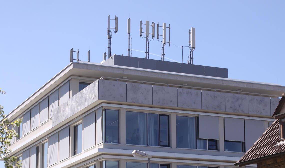 Funkmast: „Nicht geräuschlos durchwinken“ Auch wenn die Stadt keine Entscheidungshoheit in der Frage des Mobilfunks auf dem Dach des Maulbronner Grundbuchamts hat, wünscht sich ein Stadtrat der LMU die Verlagerung der Anlage. Foto: Archiv
