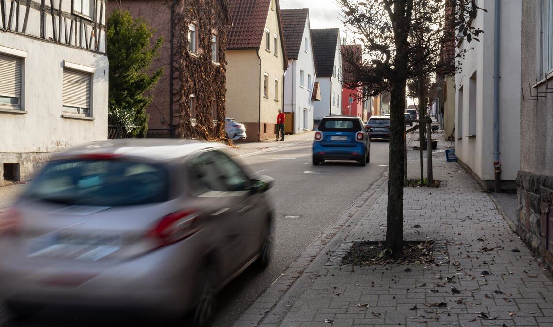 Auch wenn die Weihnachtsferien etwas ruhigere Zeiten bescheren: Der Durchgangsverkehr auf der Pinacher Hauptstraße gilt als Problem. Foto: Fotomoment