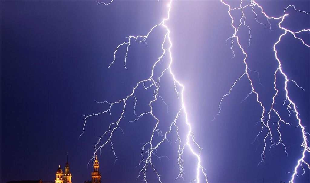 Auch wenn dieser Blitz über Dresden beeindruckend aussieht - die Stadt liegt im Ranking nur auf Platz 331. (Archivbild)