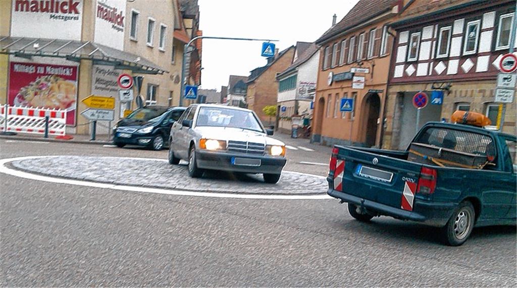 Auch wenn es in der Regel rund läuft am Kreisverkehr in Illingen, kommt es doch immer wieder zu brenzligen Szenen, wie ein Leser unserer Zeitung im Bild festgehalten hat.